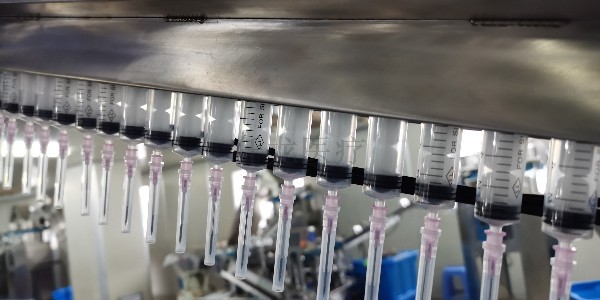 生产一次性注射器的设备贵吗