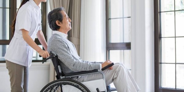 如何照顾坐轮椅的老人呢
