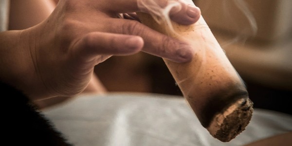艾灸的八大功效与家庭实用指南